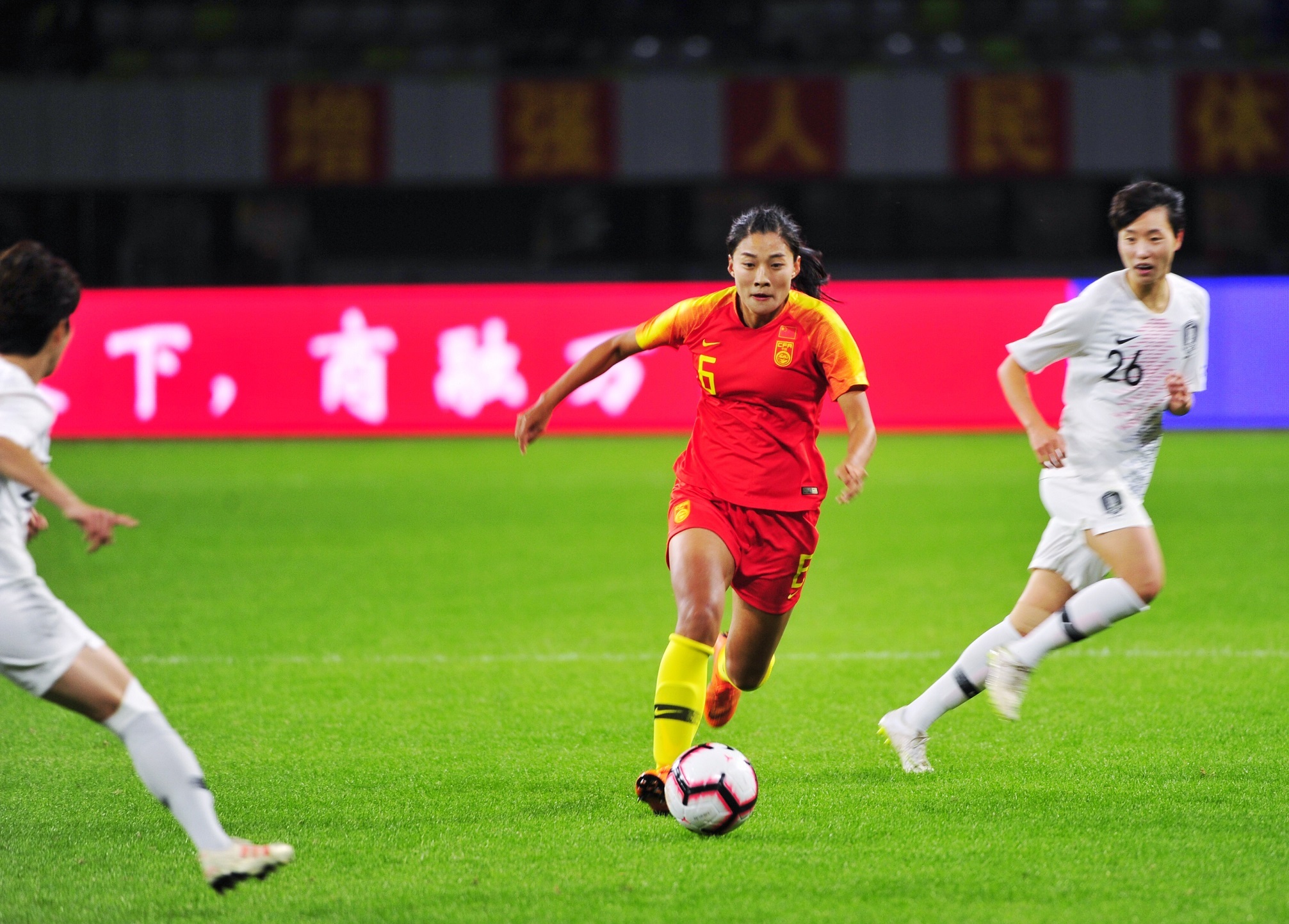 女足赛事舞台，中国队闪耀登场！