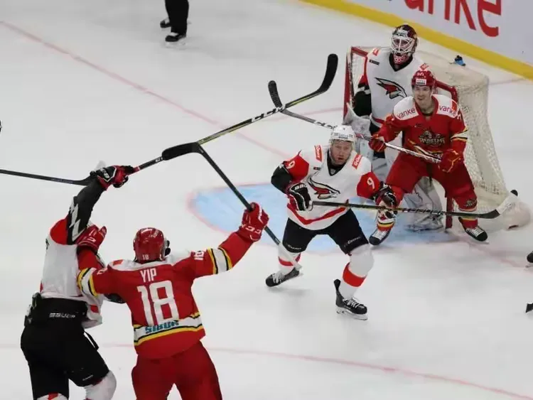 关于最新战报：冰球豪取连胜，冠军在望的信息